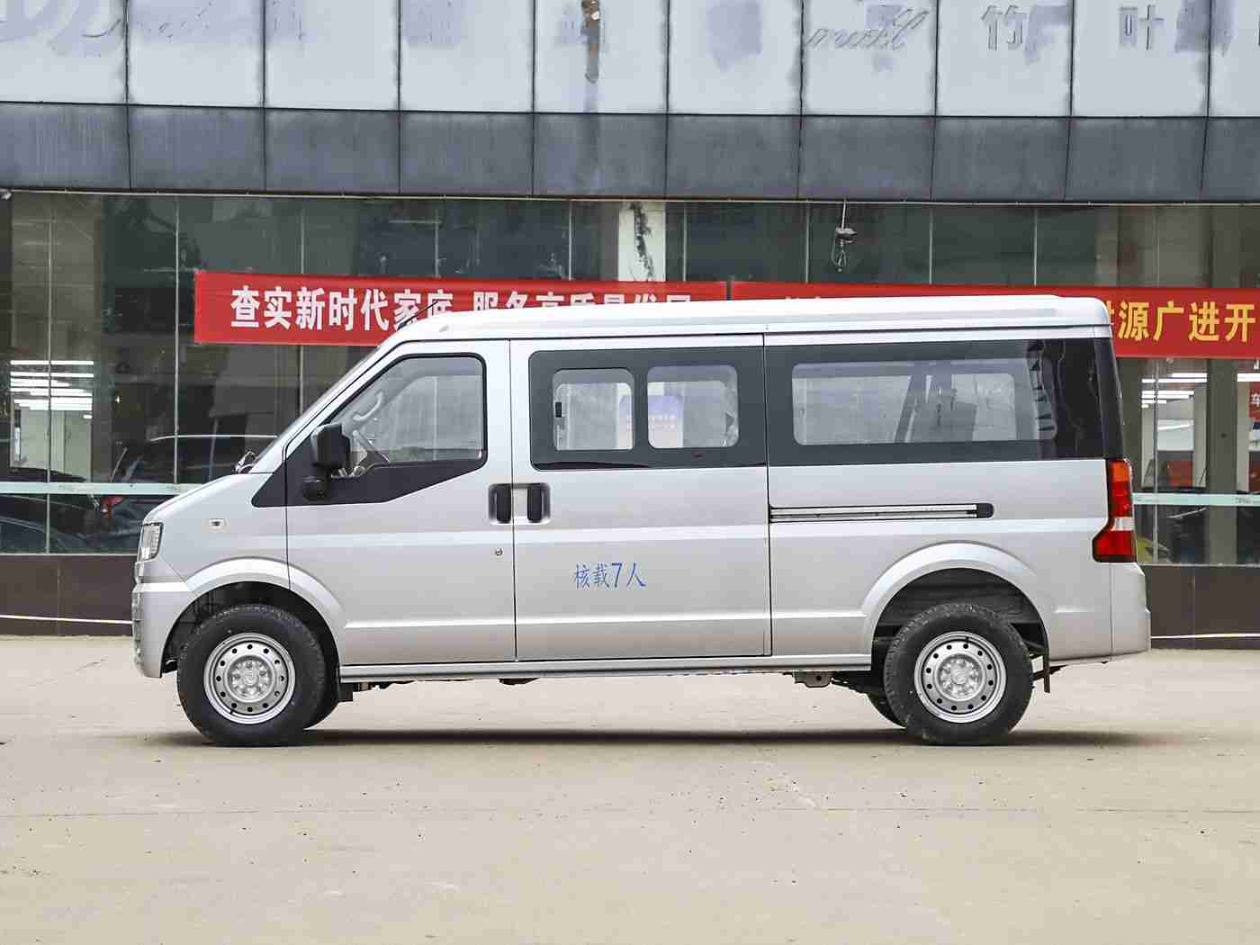 成人影视AV,新能源汽车引领变革,创新技术打造环保智能出行新体验-4