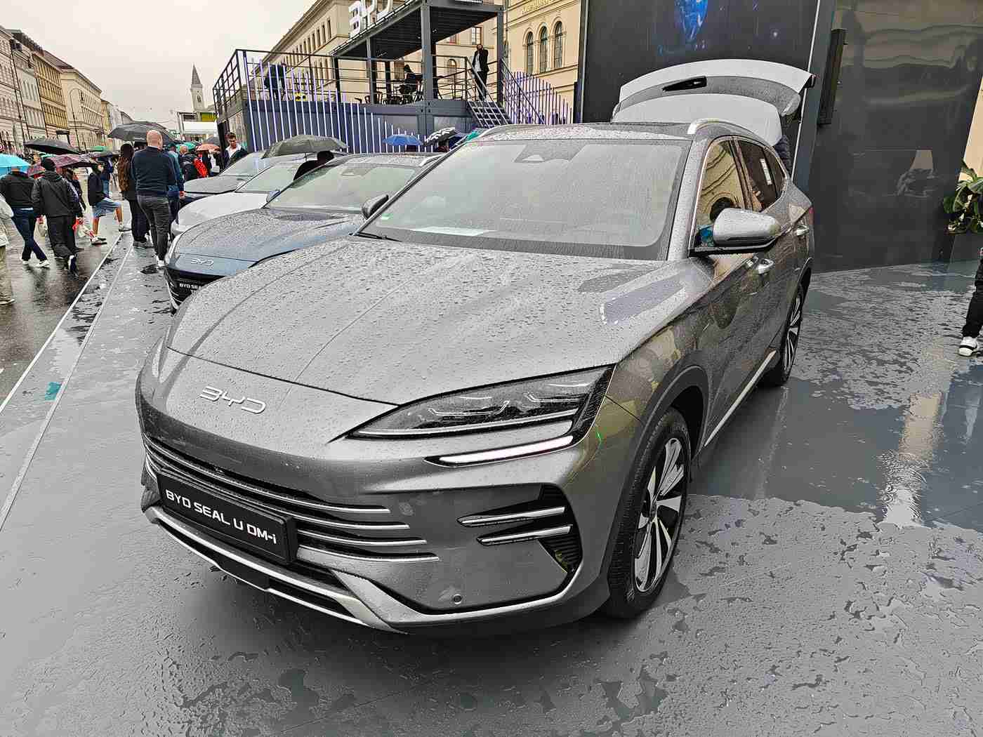 我让娇妻尝试黑老外3p,黑老外3P汽车惊艳亮相,奢华内饰与卓越性能受好评-3