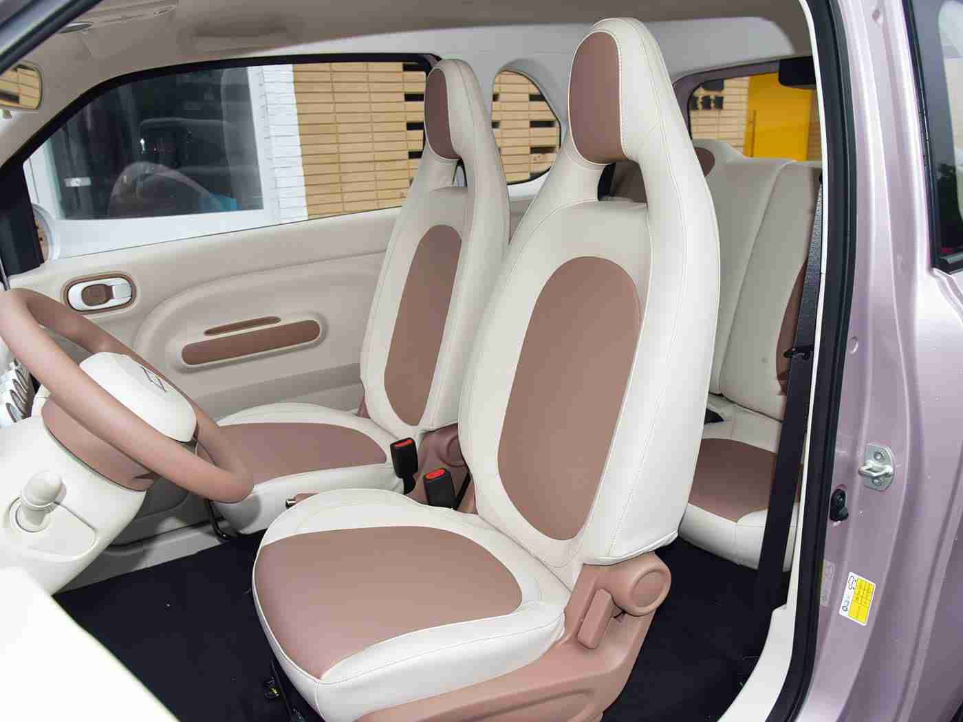 ,引领潮流,性能卓越:全新智能汽车吸睛无数,成为年轻人驾驶新宠-4