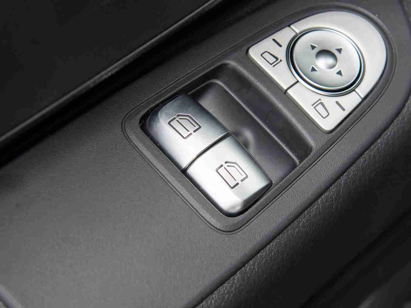 打扑克又痛又叫,颠覆传统，惊喜驾临：全新SUV引领潮流，科技舒适两不误-1