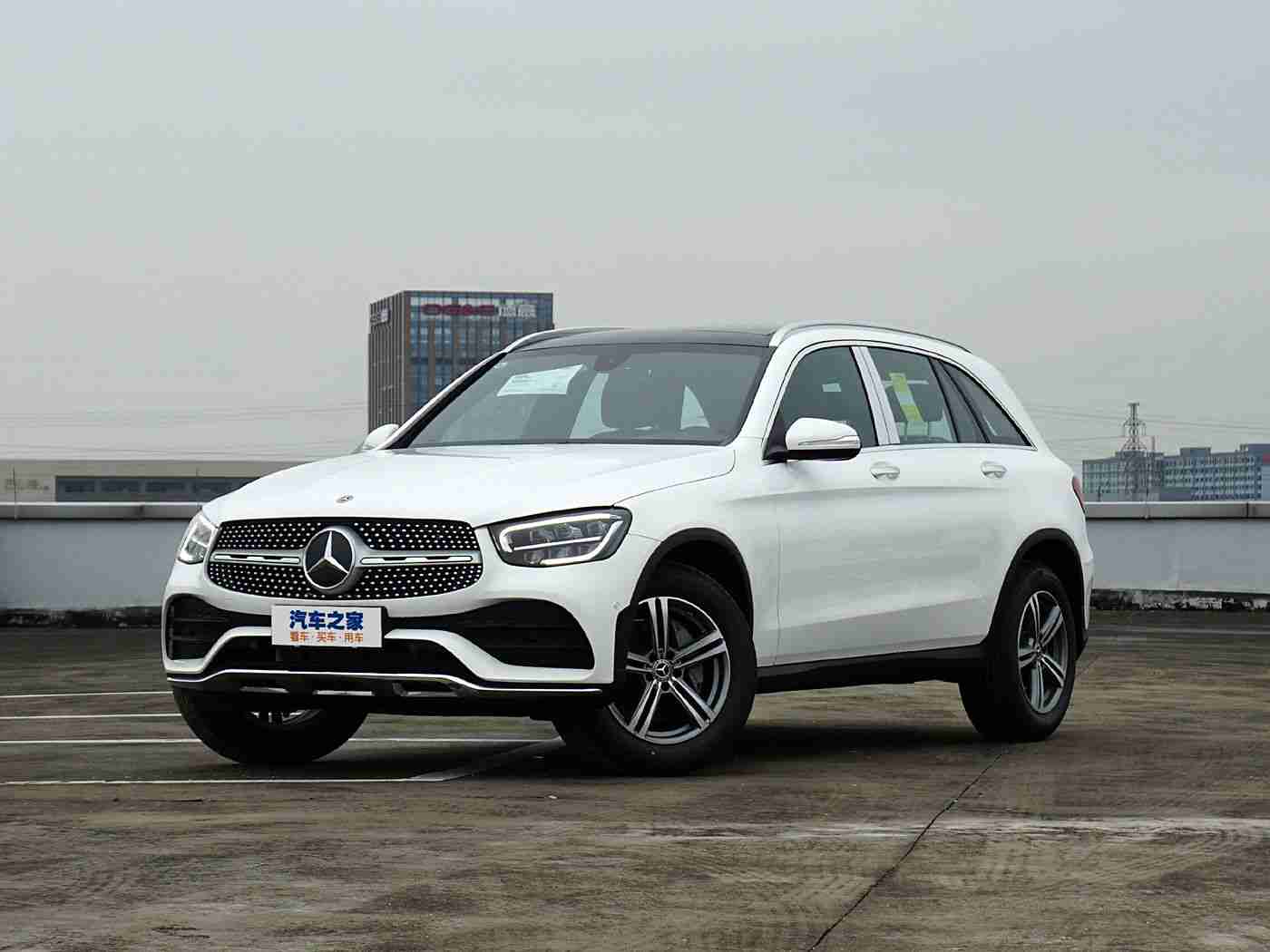 A∨,涡轮动力驾驭，智能安全护航：揭秘新锐车型，引领汽车市场新潮流-1