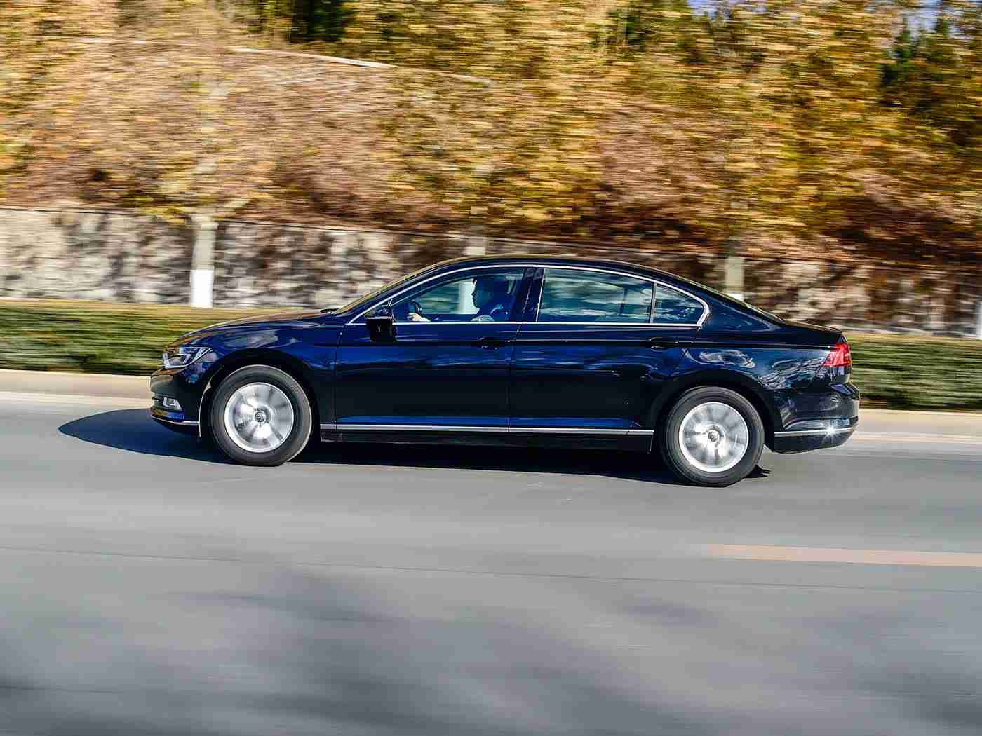 打扑牌两个人剧烈运动,“扑牌动力”概念车惊艳亮相，引领汽车行业绿色革命新篇章-2