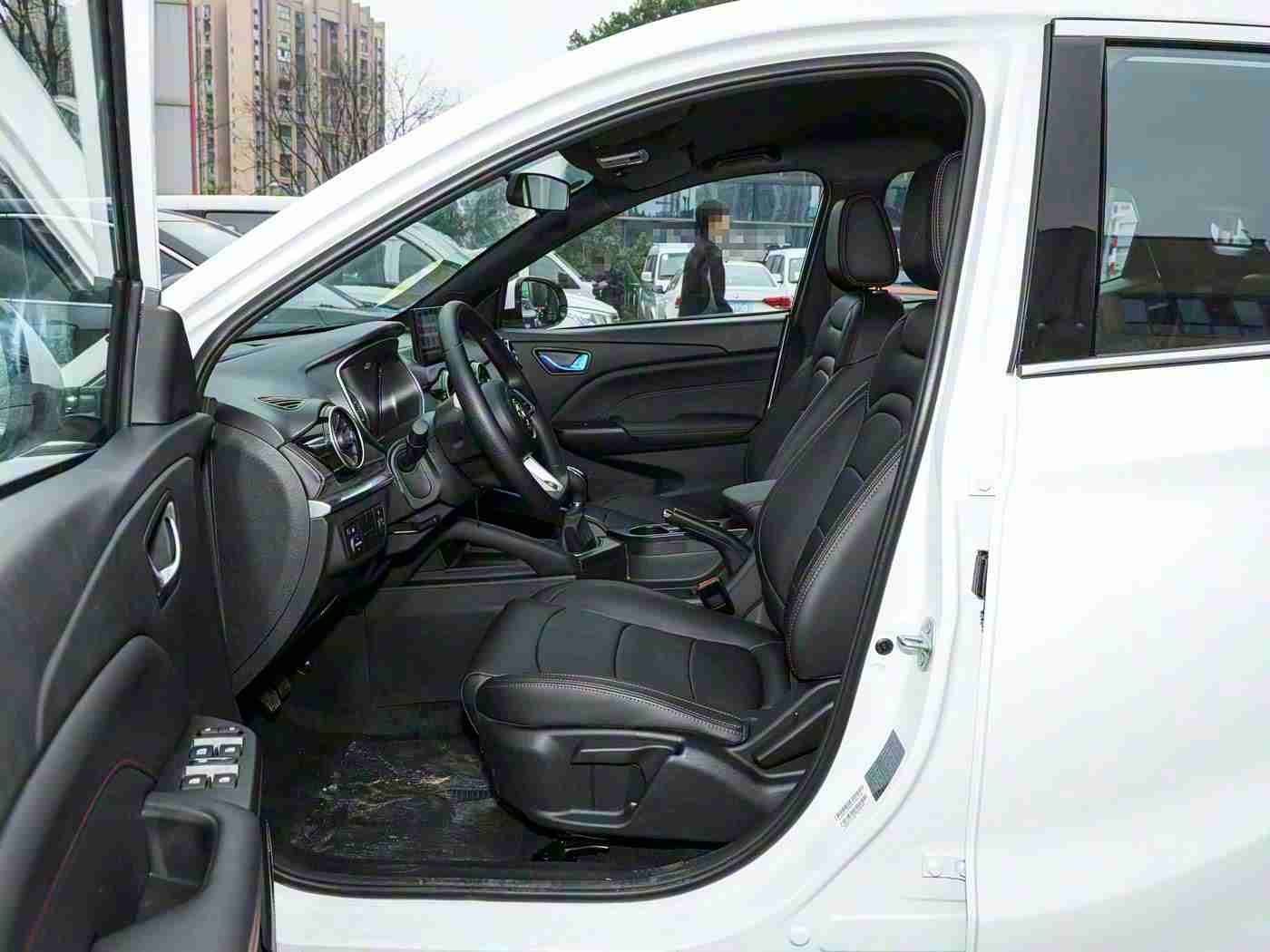 汤不热,汽车新贵汤不热引领潮流，内外兼修打造智能驾驶新体验-3