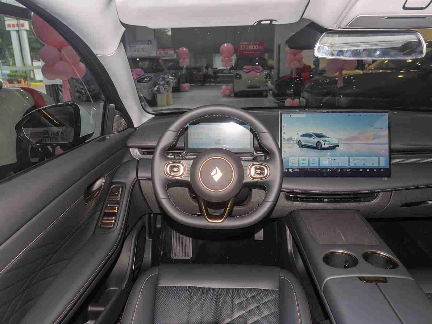 男生女生一起擦擦擦,车主齐聚清洁盛会,共筑绿色出行美好家园-2