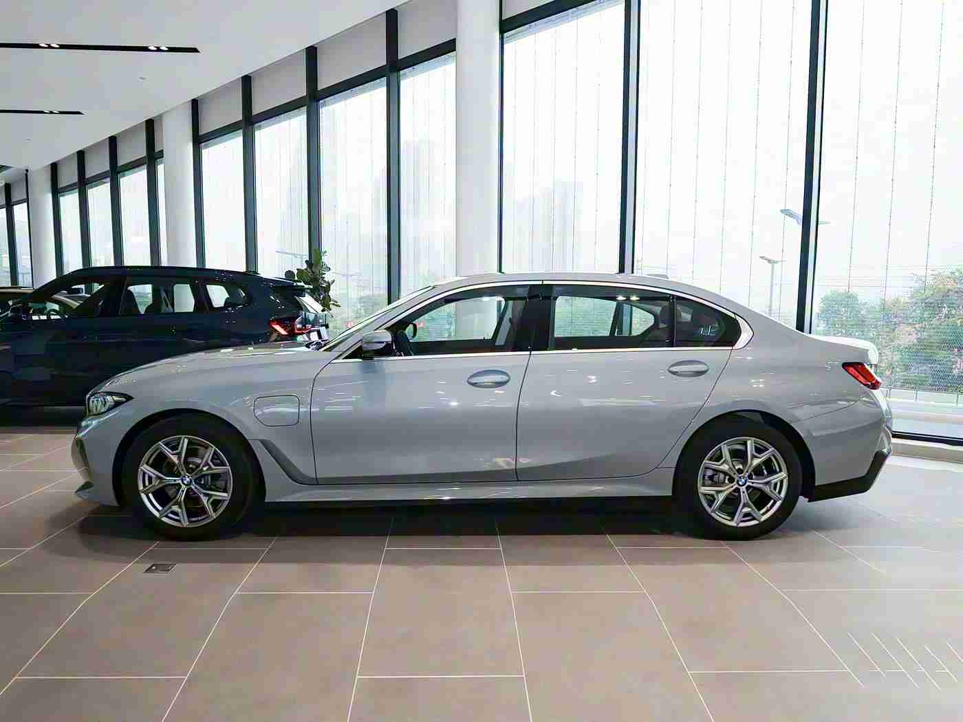 黄色网页入口,智能界面革新，汽车市场新航标-2