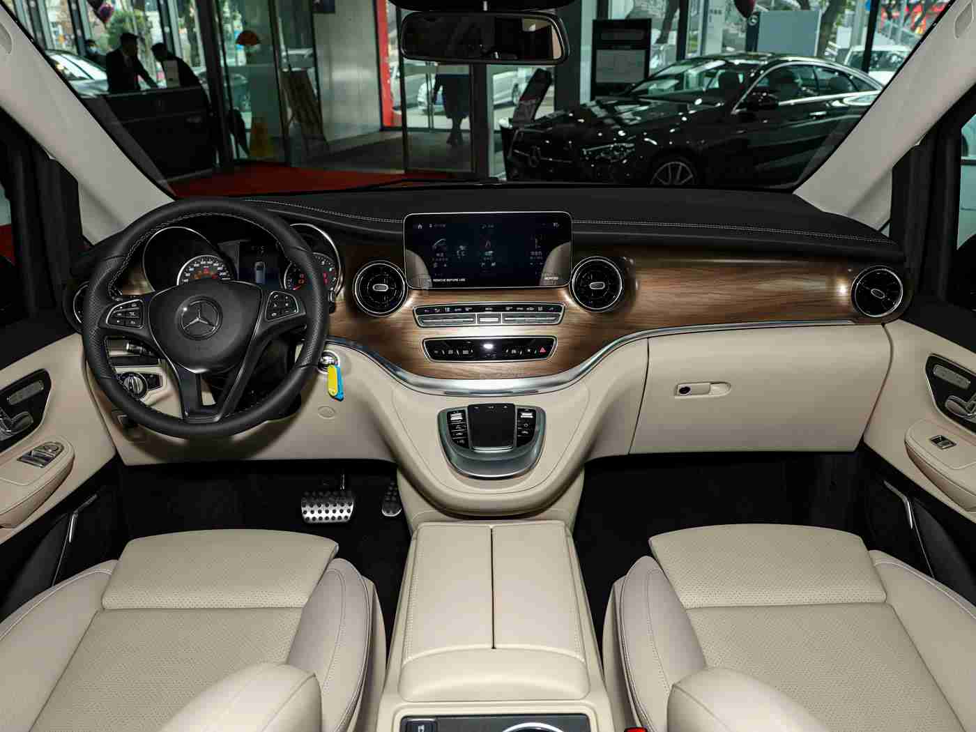 51国精产品一区二区三区,,,,汽车盛宴，三大区域秀未来，共鉴豪华、速度与绿色新篇-1