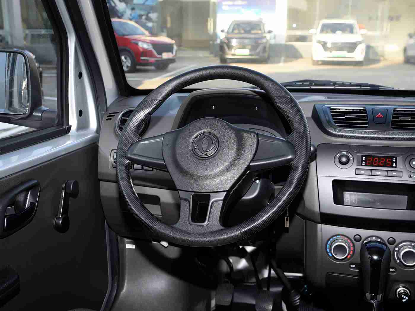 一线天粉馒头一通,创新设计引领潮流，一线天粉馒头一通汽车惊艳亮相，性能与科技并重，亲民售价引关注-1