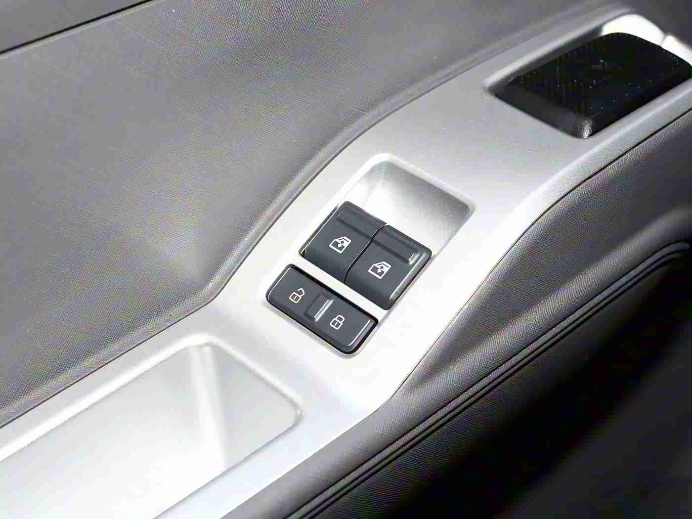 老师的兔子又大又圆,“独特设计灵感和强劲动力并重，某品牌全新SUV亮相引热议，空间大配置全！”-2