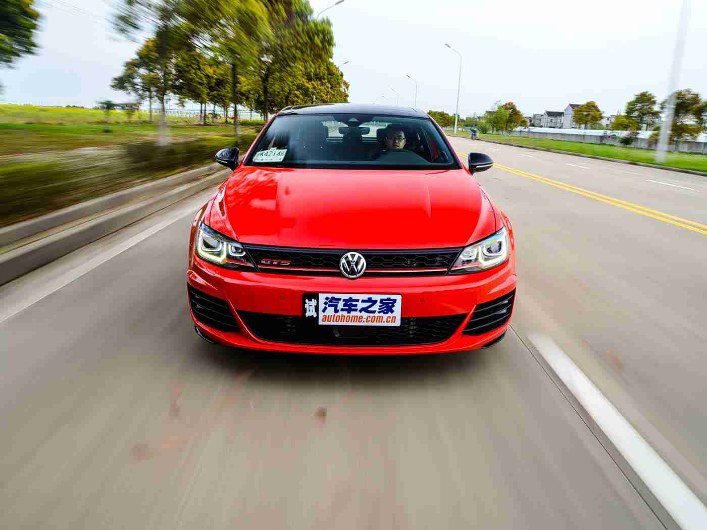 娇妻被朋友抱进卧室3p,都市娇妻目睹酒驾惊魂,警示酒后驾车危害不容忽视-1