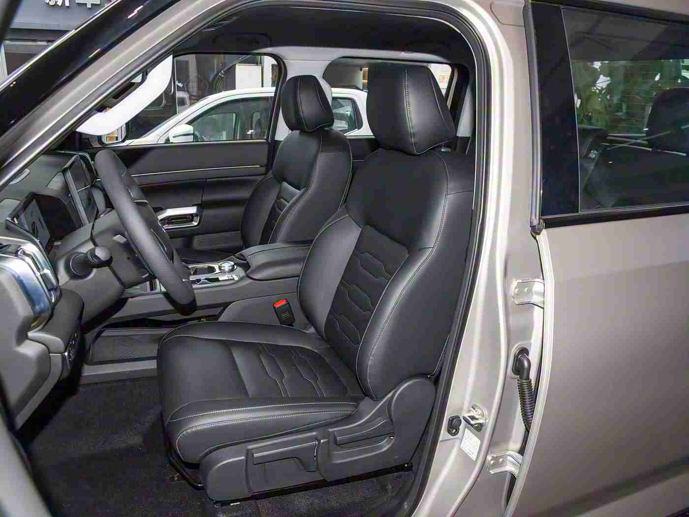 ,独特造型与卓越性能并重，某品牌新车型引关注，引领汽车市场新潮流-3