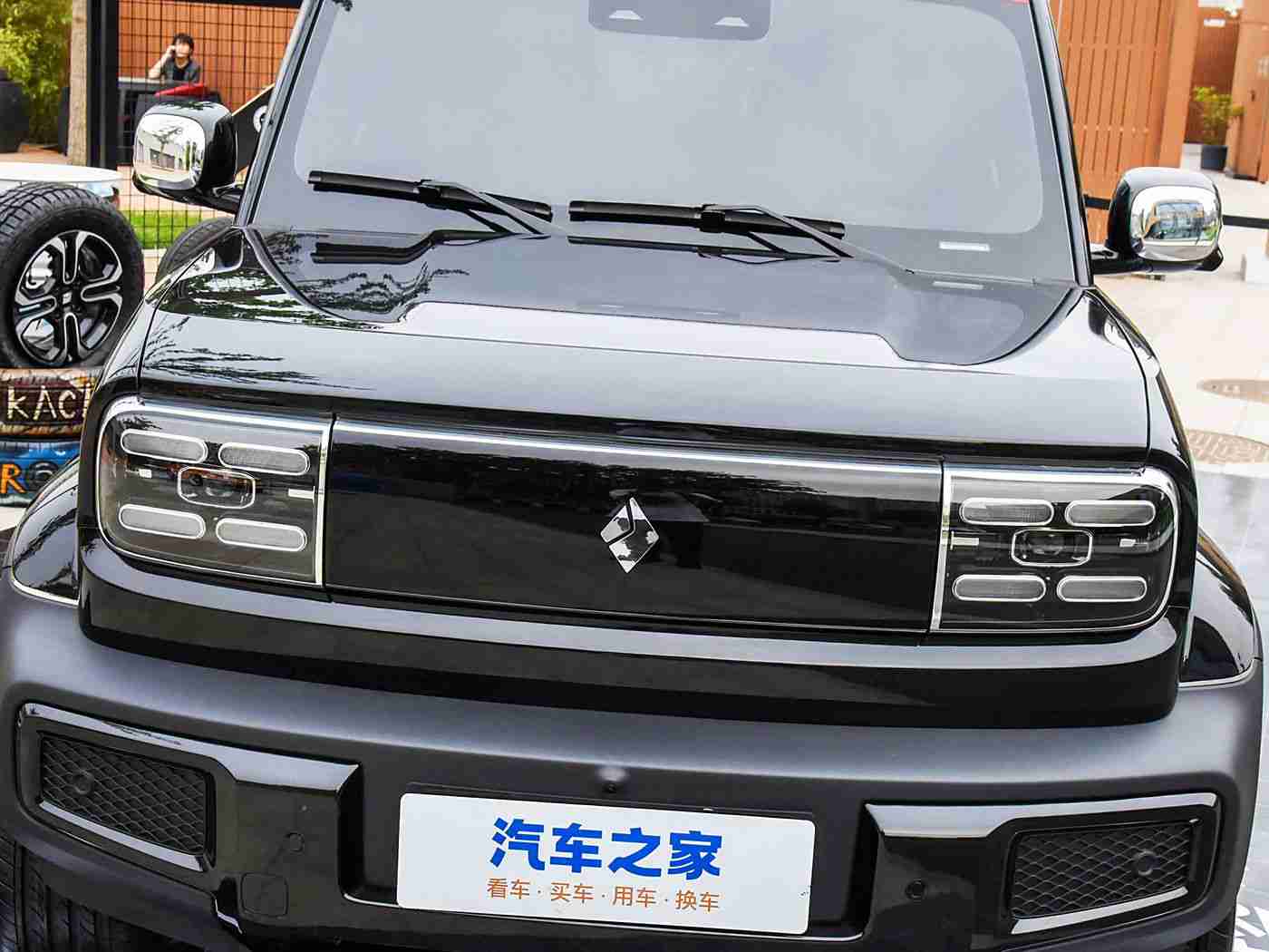 商务旅行中戴绿色帽子的老板同行台词,汽车新趋势：戴帽老板引思绿色出行，智能电动网联未来已来-1