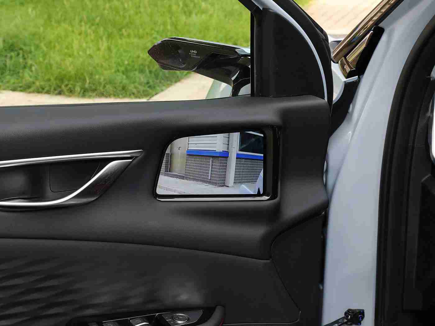 亚欧一区二区,驰骋欧亚，智领风潮——全新车型闪耀登场-1