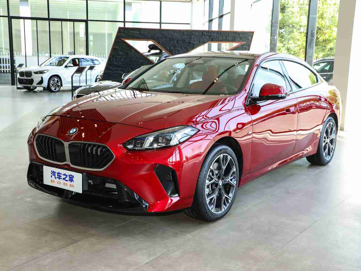 男生女生一起差差差,全新车型上市，时尚动感外观配豪华内饰，强劲动力与宽敞空间，引领汽车市场潮流-2