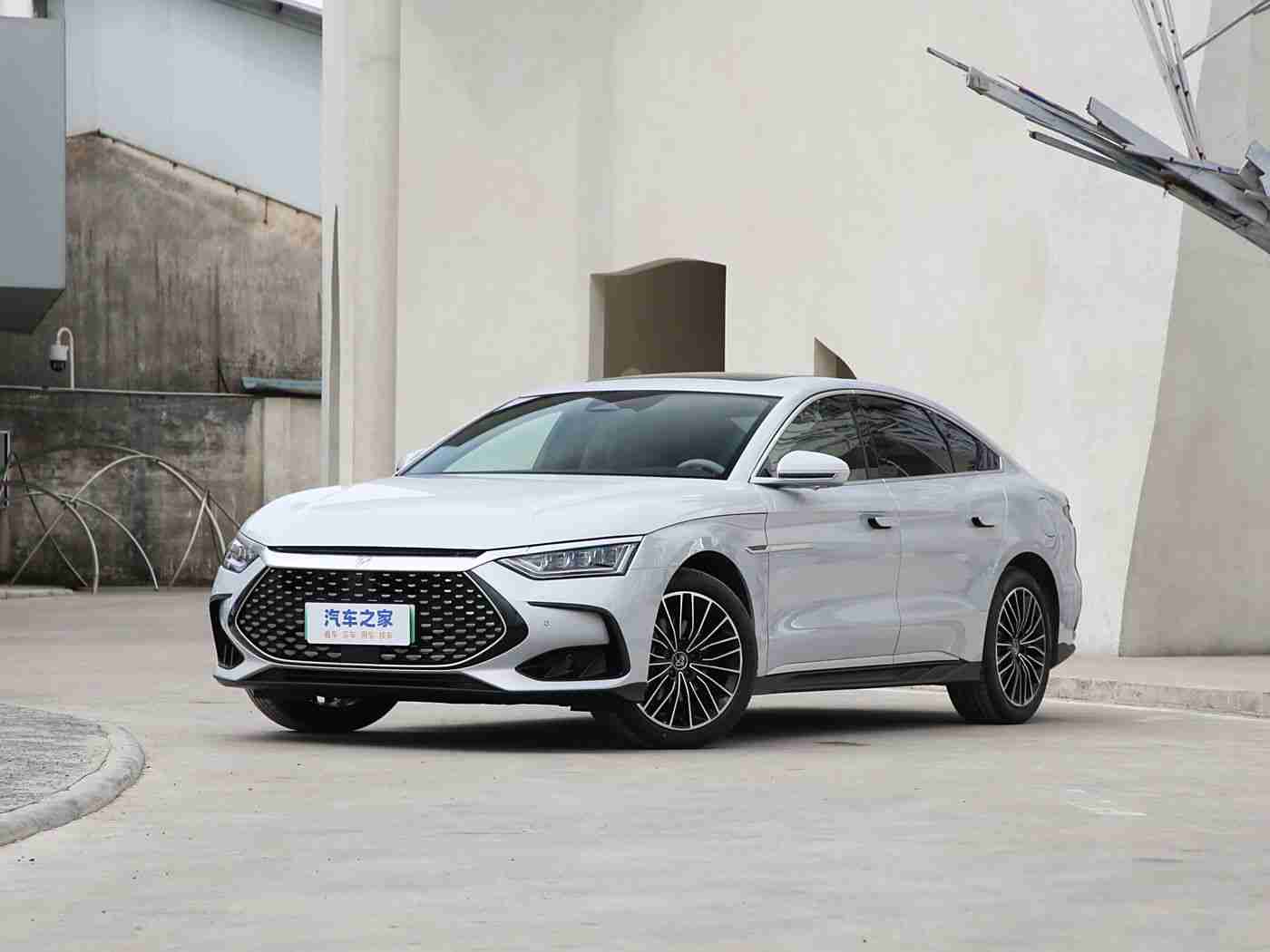 五月丁香花婷婷,花潮涌动,车界风华:五月新车盛宴启幕,绿色豪华共舞未来-4