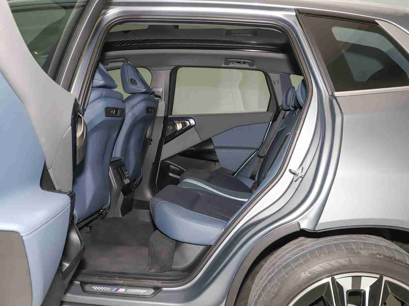 一级二级调色大片的经典实例,汽车调色艺术大赏：揭秘五大品牌调色大片，尽展匠心独运风采-1