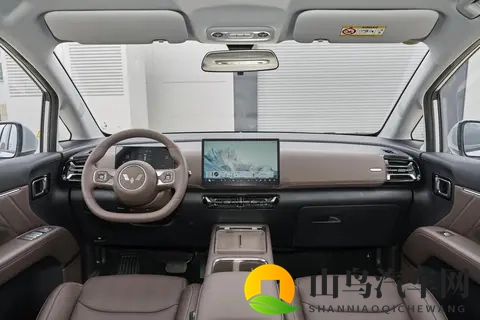 这款10万级家用MPV，可配电滑门，双独悬，大7座布局，好开又好坐-3