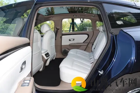 别再问 15 万买啥了！启源 A06 带着 62 秒加速 + 按摩椅来了-3