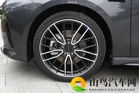 10万出头买20T+8AT，还能选装碳纤维尾翼，体验全新领克03-1