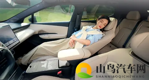 偶遇银色领克 Z20,大轮毂一装气场全开-2