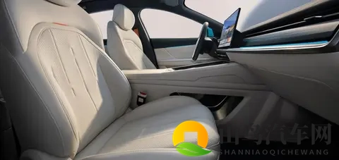 发力了！东风奕派eπ007+ 颜值、智能、操控都有了，还有大彩蛋？-2