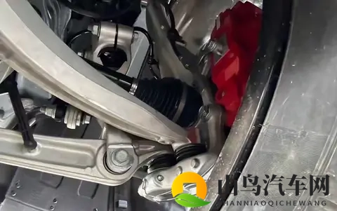 一撞就断！为何新能源车用粗壮的铝合金悬挂，却经常断轴崴脚？-1