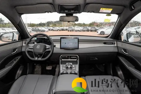 688万的吉利银河星耀6，遇上698万的秦PLUS DM，你怎么选？-1