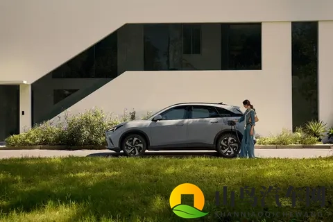 首搭增程动力，价格够给力，极狐全新阿尔法T5限时售1098万元起-3