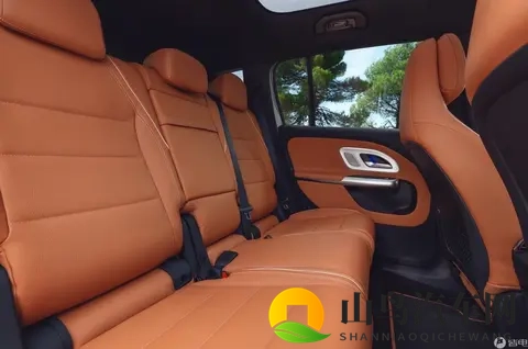 三联屏+星空顶 奔驰全新一代GLB内饰公布 12月8日推出-2