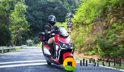 继台铃之后，雅迪也发布钠电池电动摩托车，冬天续航里程不再减少-1