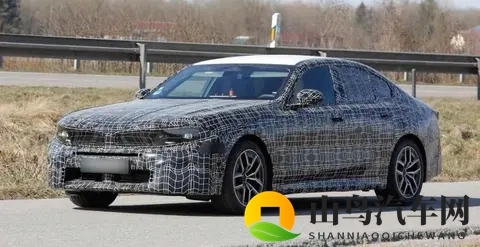 直接量产“概念车”？宝马全新“5系”曝光，内饰有些夸张了！-1