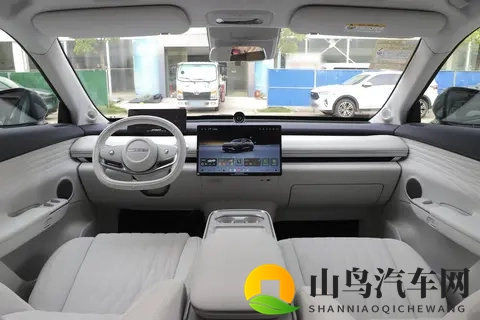 18万买C级SUV，轴距3米，油耗4L，还有空悬+CDC！-3