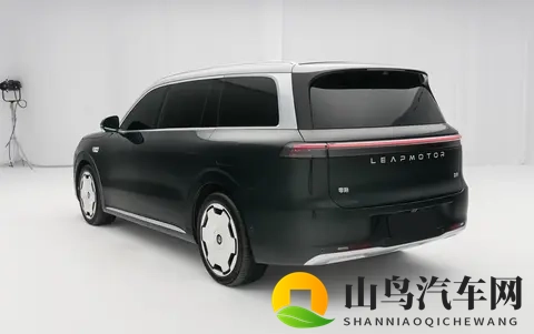30万内唯一三电机大型SUV？零跑D19的“王炸”还在内饰里-1