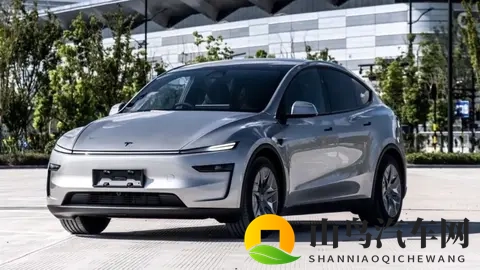 带爸妈去试特斯拉 Model Y L，说 “买 6 座车就图咱仨坐得舒服”。-3