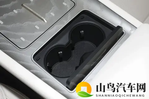 阿维塔 12 四激光版（2026 款）体验：实用配置下的豪华出行感受-2