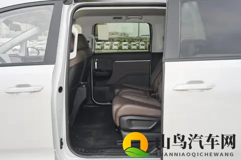 这款10万级家用MPV，可配电滑门，双独悬，大7座布局，好开又好坐-1