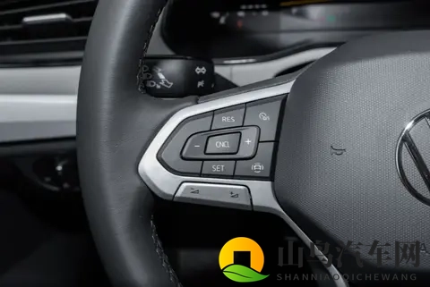 2026款宝来1129万起售!1025寸屏幕缩到8寸,扬声器也砍掉2个-2