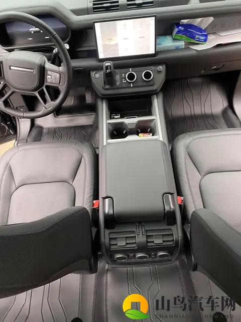 硬派越野与家庭舒适兼得路虎2025款卫士给出新答案-3