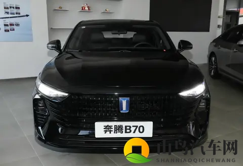 试驾2026款奔腾B70：戈型大灯+掀背尾门，这匹家用黑马实力几何？-2