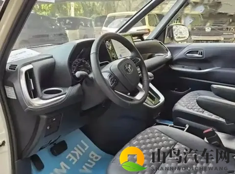 丰田杀疯了!埃尔法入门版跌破24万,3米轴距+8座太香了-2