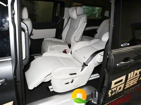 北汽锐胜M8预售，金色“BAW”车标，中大型MPV，会被大家认可吗？-1