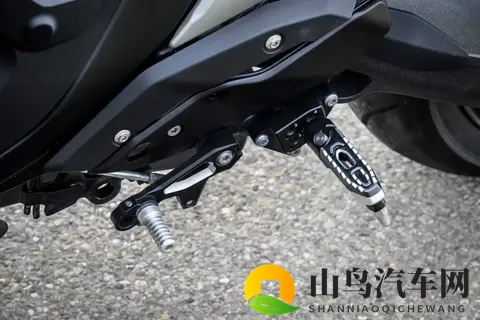 这台宝马街车，能边骑边“换弹簧”？R1300R新技术实测报告-3