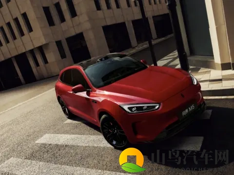 主动防护+被动硬实力，问界新M5 Ultra和Model Y谁能护全家周全？-1