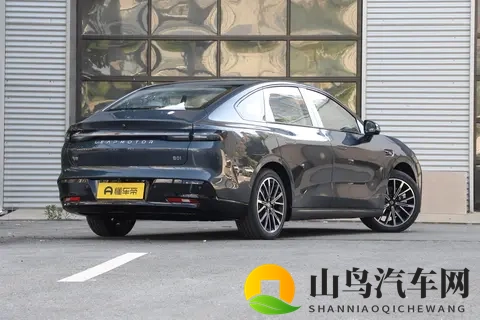 10万级轿车新选择！空间大，续航稳，配置高，零跑B01家用真香！-1