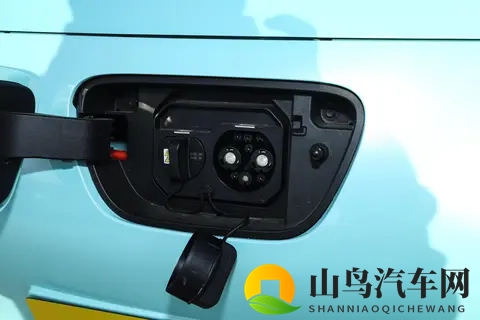 5 万级代步车首选？五菱宏光 MINIEV 四门版解析，入门款是最优解-2