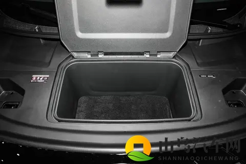 极氪009六座行政版：旗舰MPV的均衡实力与家庭出行新选择-1