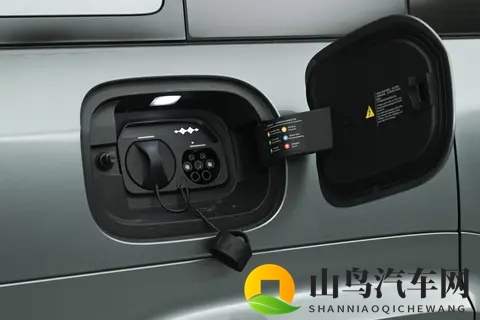 比亚迪新SUV上市:真皮座椅+1300km续航,钛爽出行新体验-2