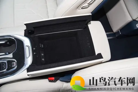 极氪009 七座过道版两驱试驾:豪华与实用的精致融合-1