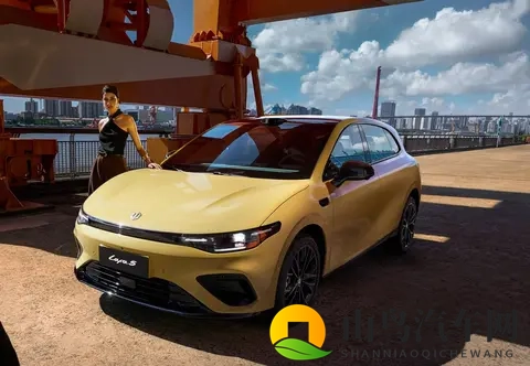 零跑Lafa5正式预售，1058万起，年轻人的第一台“纯电钢炮”？-3