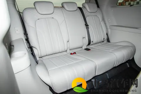 26款岚图梦想家，15T插混+四驱，大空间+舒适座椅，家用合适-2