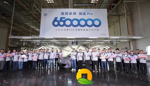 双外观_全新内饰设计_将于11月上市 上汽大众朗逸Pro正式下线-3